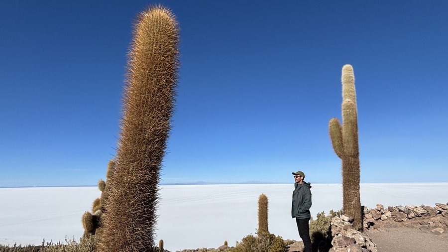 Lucas entre cactos gigantes no Salar de Uyuni