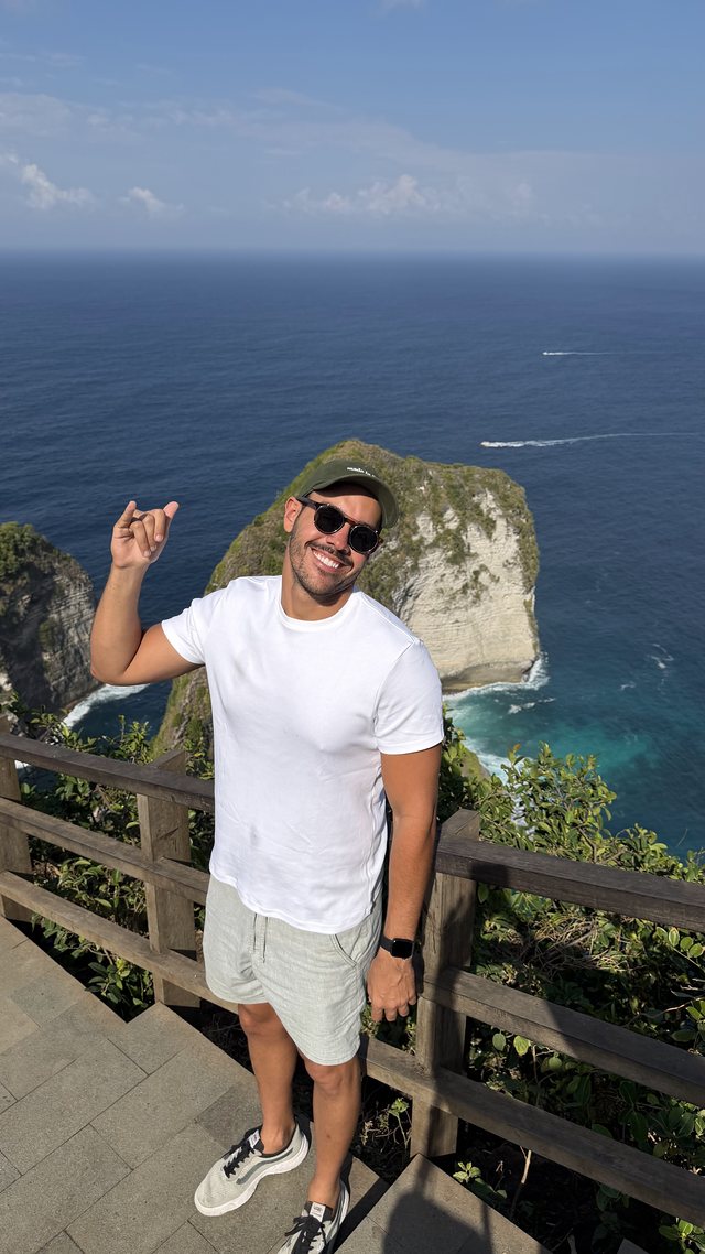 Lucas fazendo sinal de positivo no mirante de Kelingking