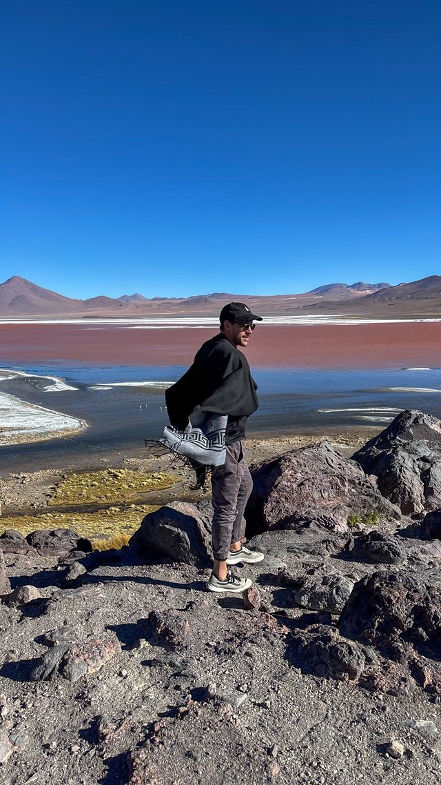 Lucas diante da Laguna Colorada