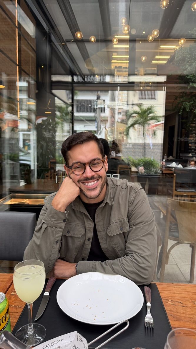 Lucas à mesa de um restaurante durante uma viagem