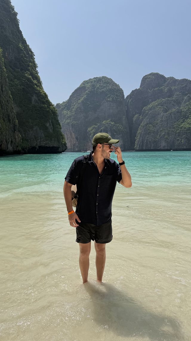 Lucas com os pés na água em Maya Bay